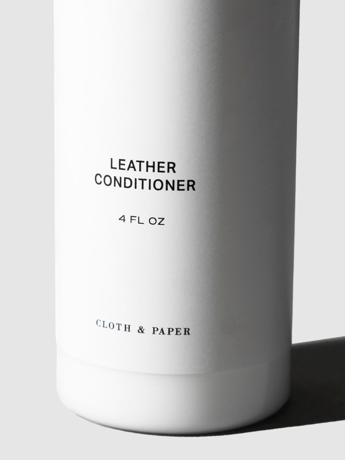 Conditioner displayed on a neutral background.