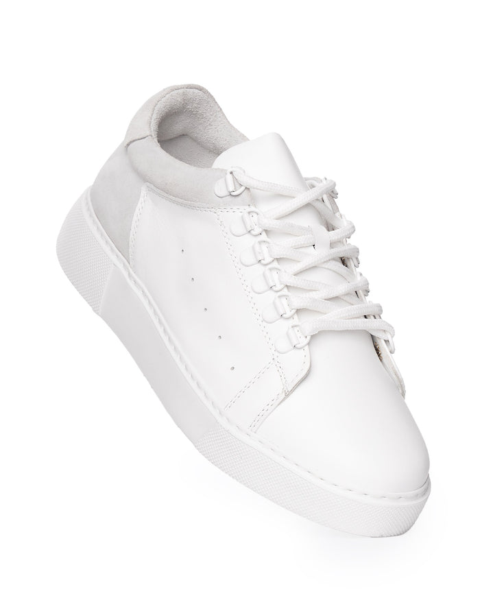 Martin Valen men’s white leather sneakers, angled close-up showing white laces, D‑ring eyelets and light‑grey padded collar