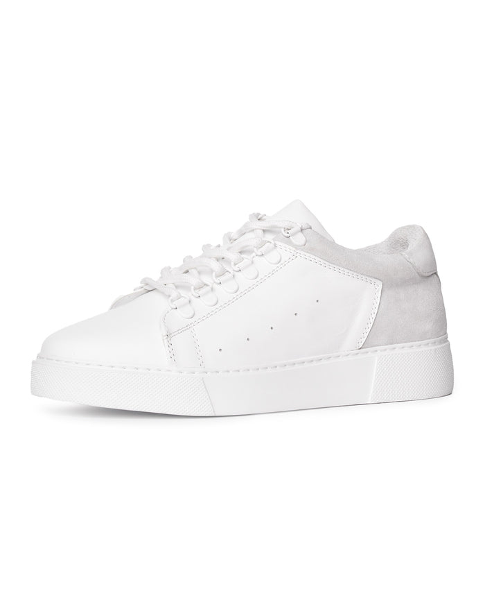 Martin Valen men's white leather sneakers, close-up of white lacing, side eyelets and padded collar