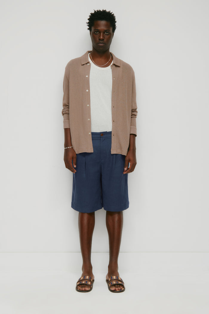 Model is 6'2" and is wearing a size 32.