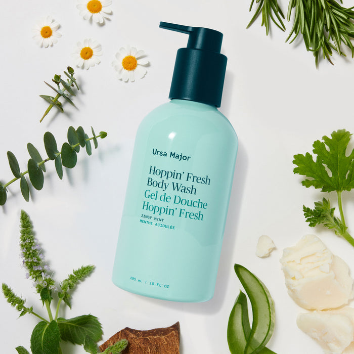 Ursa Major Hoppin' Fresh dusjgelé omgitt av naturlige ingredienser som aloe og eukalyptus